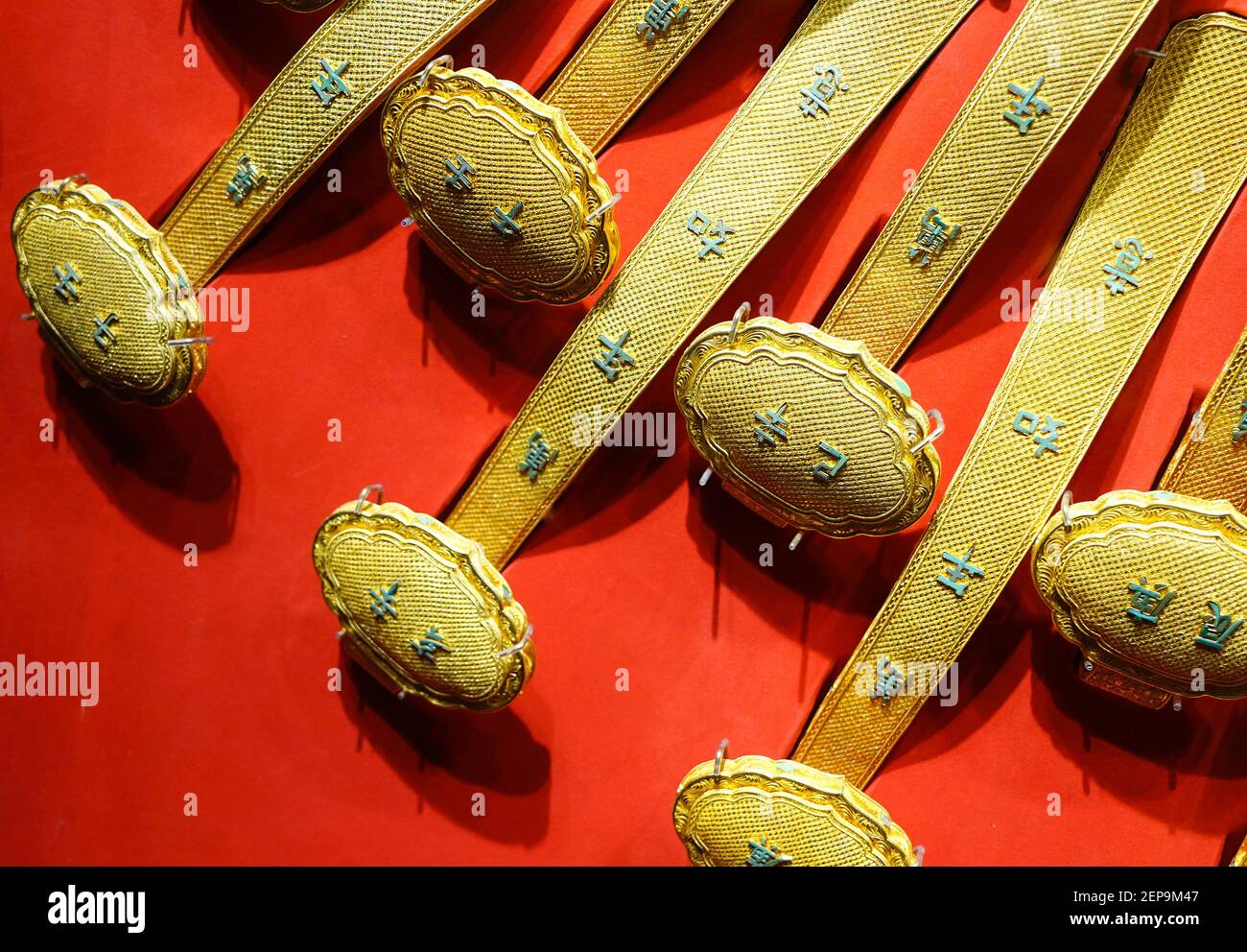 Un cadeau pour l'anniversaire de l'empereur Qianlong, le ruyi doré, est  présenté au Musée du Palais à Beijing, en Chine, le 20 novembre 2019. Le  cadeau du 60ème anniversaire de l'empereur Qianlong