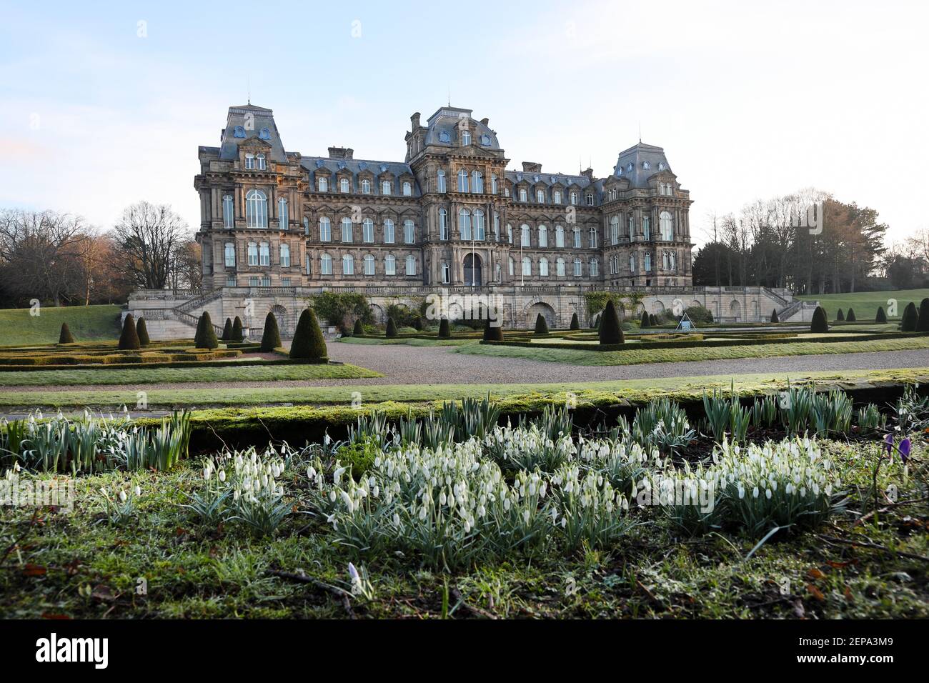 Musée Bowes, Château de Barnard, Teesdale, comté de Durham, Royaume-Uni. 27 février 2021. Météo Royaume-Uni. C'était un début de journée calme et frais dans le domaine du château de style français historique du Musée Bowes à Barnard ce matin. Crédit : David Forster/Alamy Live News Banque D'Images