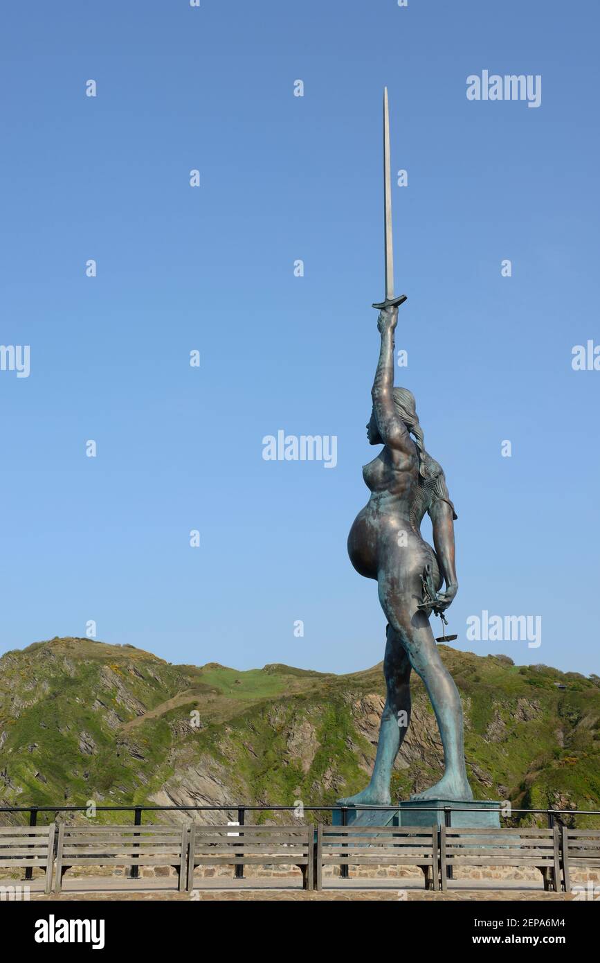 La statue de Damien Hirst 'Verity' sur la jetée à Ilfracombe, Devon, UK. Banque D'Images