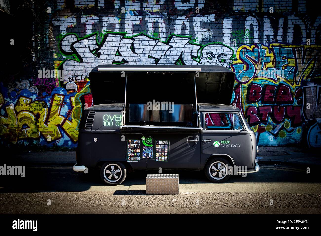 Fourgonnette VW Camper portant la marque X Box pour les festivals. Open Sides avec X Box Consol's pour jouer à des événements en direct. Banque D'Images