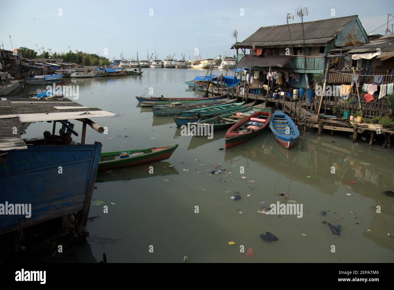 Des bateaux en bois et un village populairement connu sous le nom de Luar Batang, sur l'estuaire de la rivière Ciliwung, photographiés dans un fond de Sunda Kelapa traditionnel port dans la zone côtière de Jakarta, Indonésie (2008). Banque D'Images