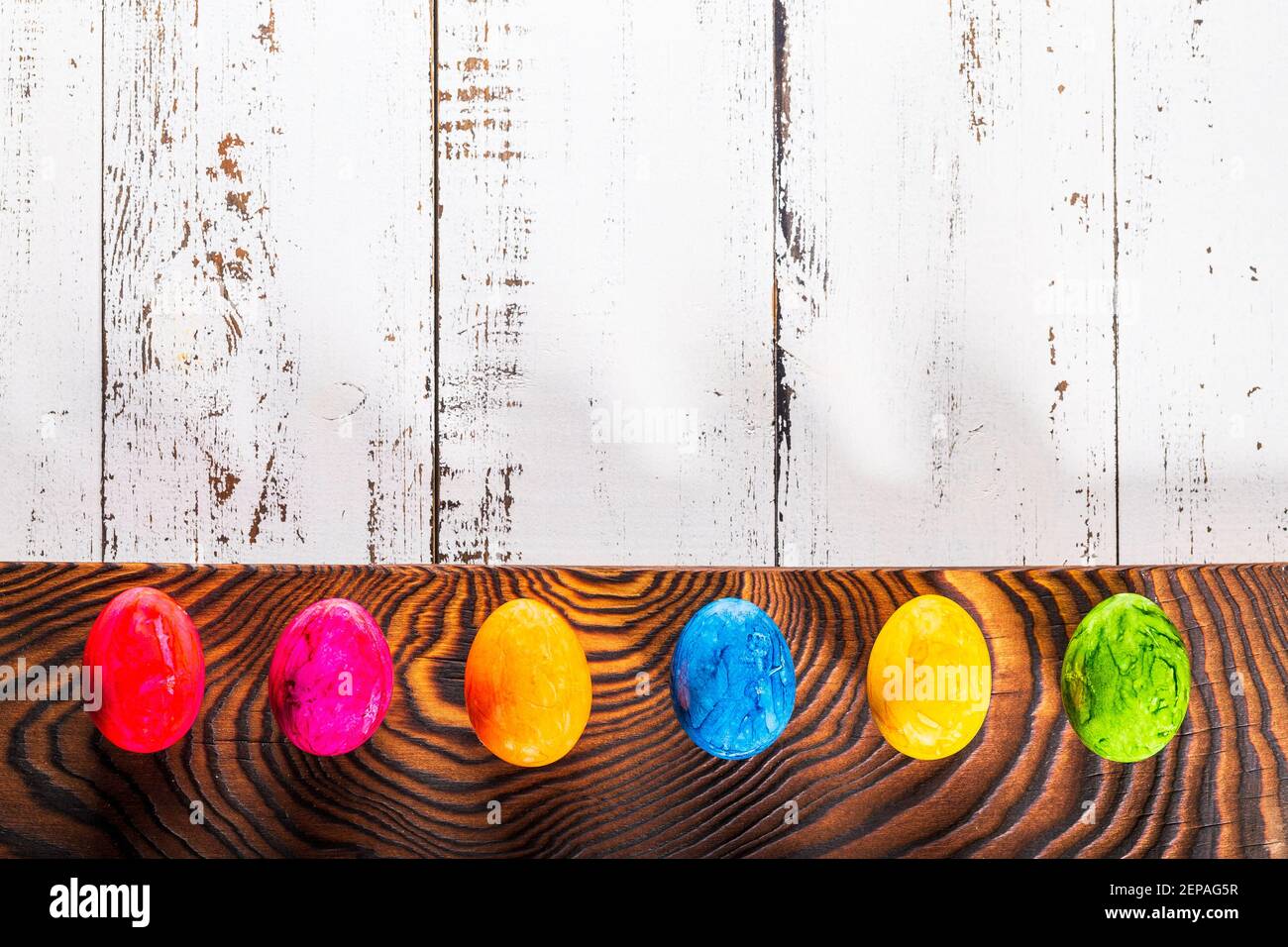 Œufs peints sur une table en bois pour Pâques. Banque D'Images