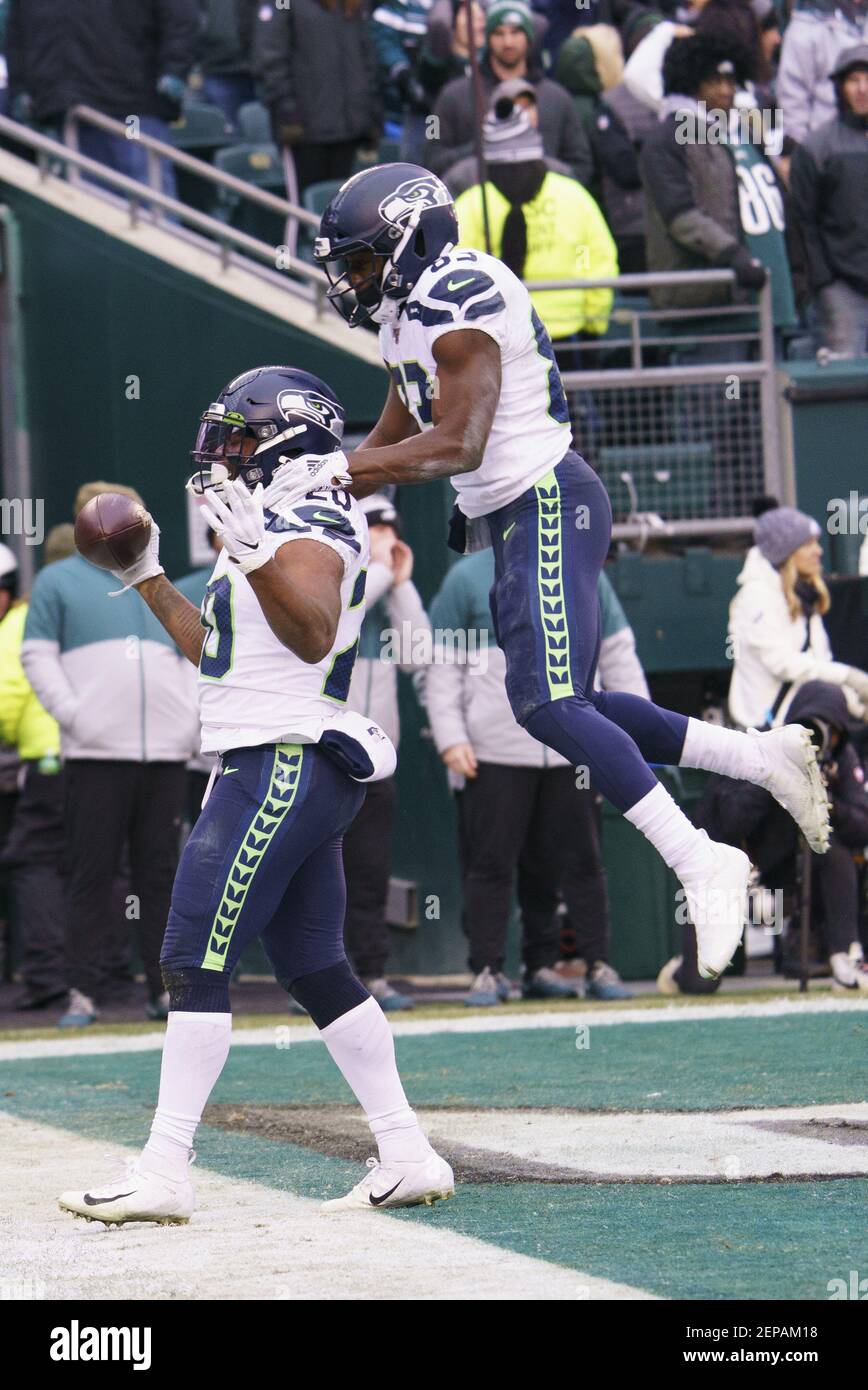 24 novembre 2019 : les Seahawks de Seattle qui reviennent Rashaad Penny (20) célèbre son touchdown avec le grand receveur David Moore (83) lors du match de la NFL entre les Seahawks de Seattle et les Eagles de Philadelphie au Lincoln Financial Field à Philadelphie, en Pennsylvanie. Christopher Szagola/(photo de Chris Szagola/CSM/Sipa USA) Banque D'Images