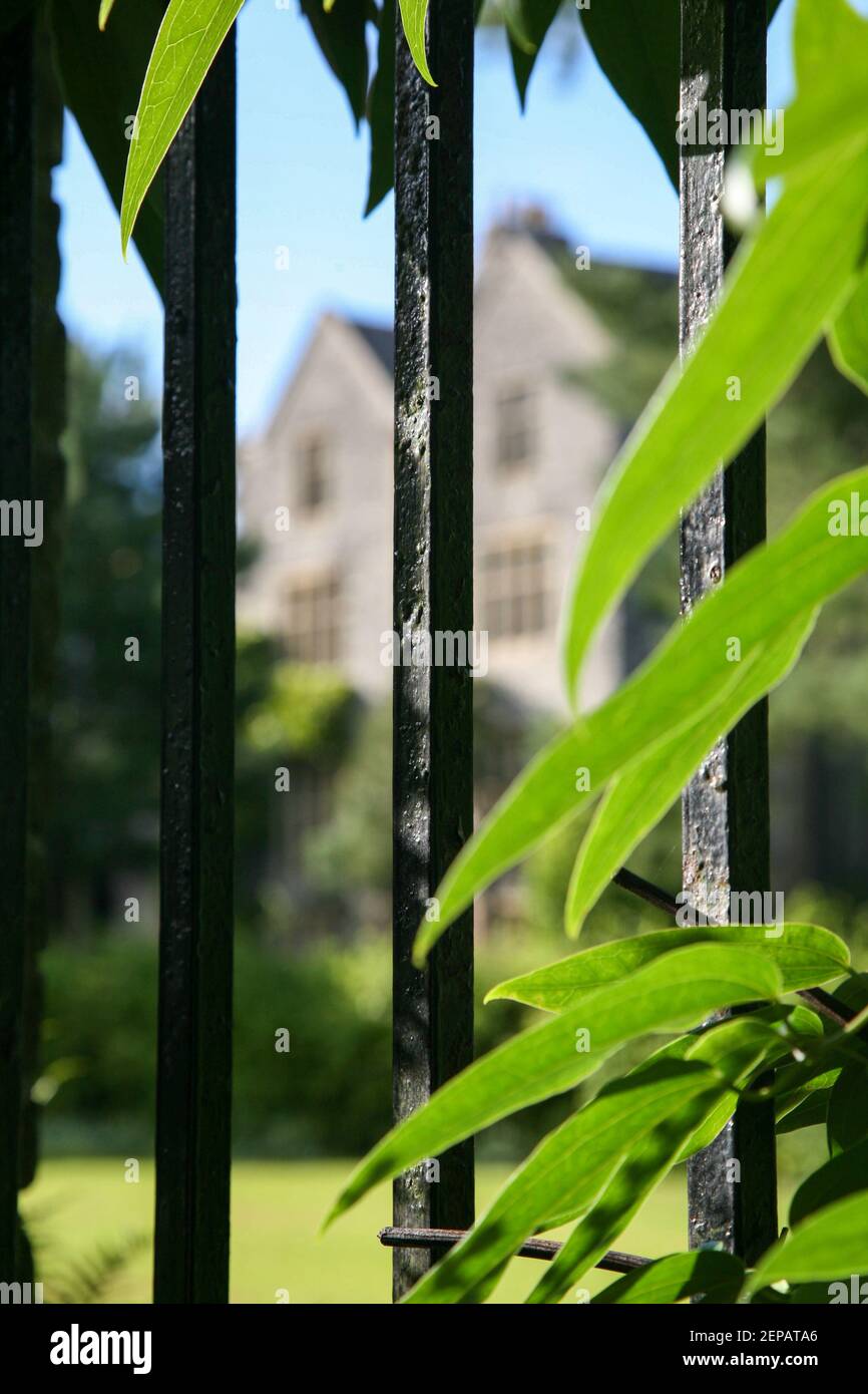 Dartington Hall à travers les rails de fer, Devon, Angleterre Banque D'Images