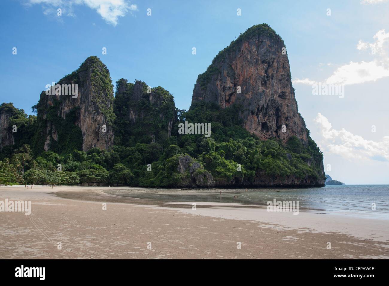Formation de roches par Railay Beach à Krabi, Thaïlande Banque D'Images