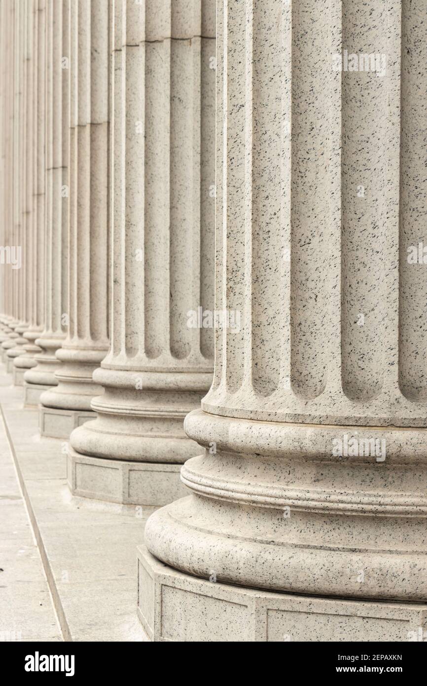 Colonnes en pierre Doric cannelées à l'avant du Metropolitan musée de New York Banque D'Images