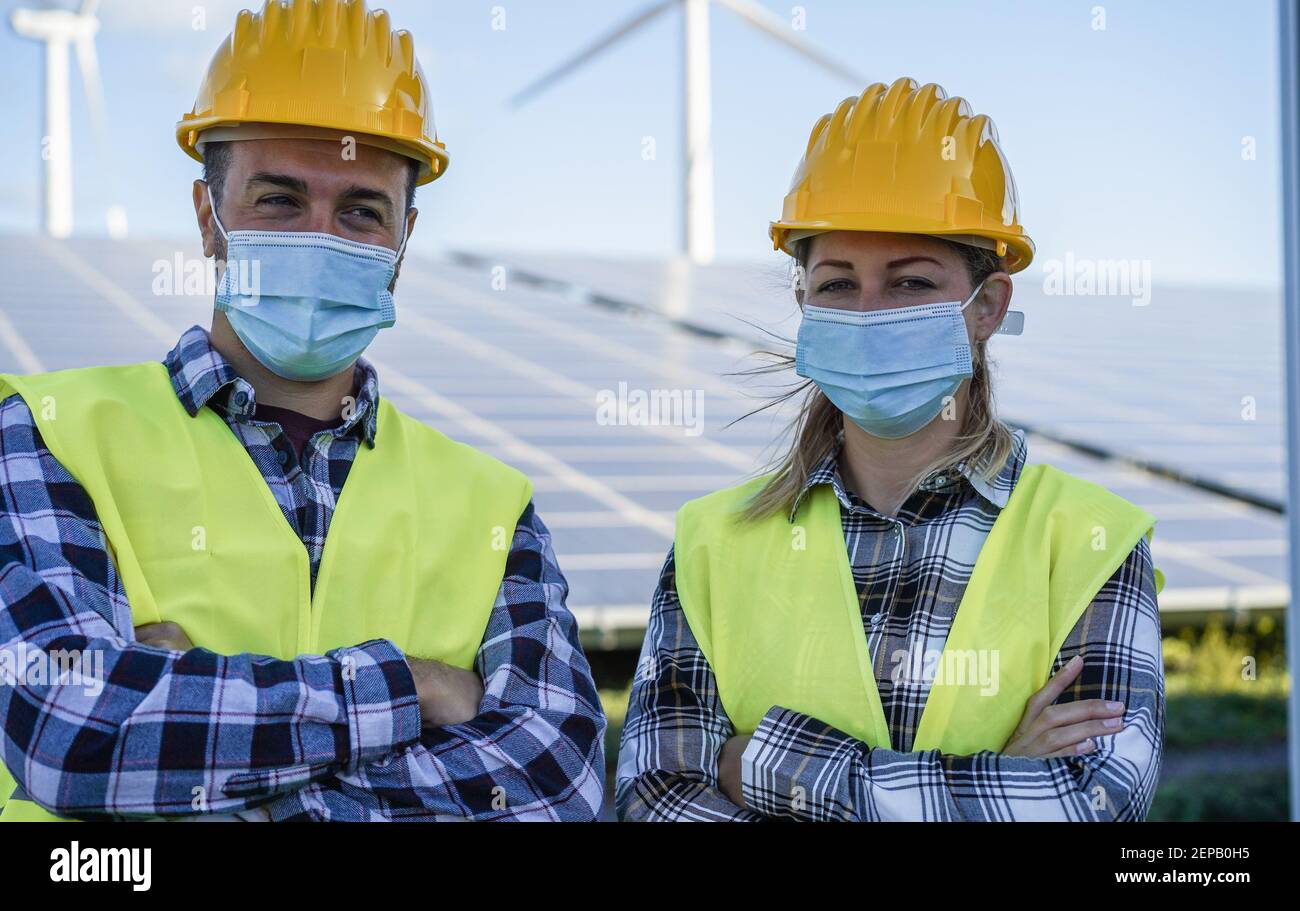 Les jeunes travailleurs industriels de la centrale solaire portent la sécurité masques pour l'épidémie de coronavirus Banque D'Images