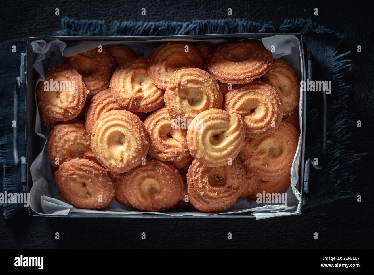Petits Gateaux Danois Faits Maison Dans Une Ancienne Boite En Metal Dans La Nuit Tableau Photo Stock Alamy