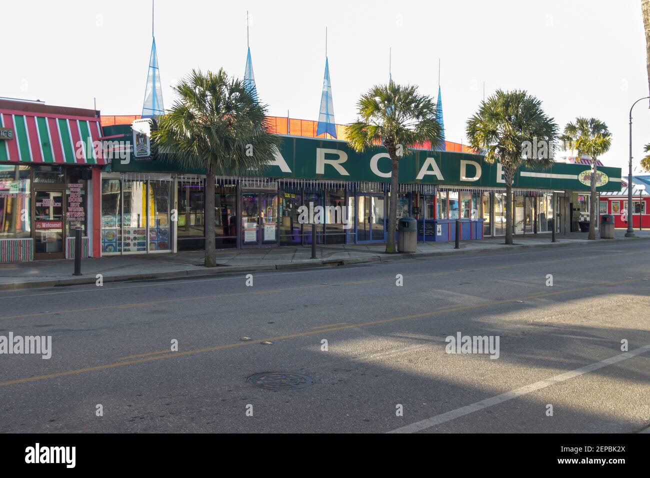 Myrtle Beach, Caroline du Sud, États-Unis - 25 février 2021 : entrée de la salle de jeux d'arcade vintage située dans le quartier du centre-ville de Myrtle Beach, Caroline du Sud. Banque D'Images