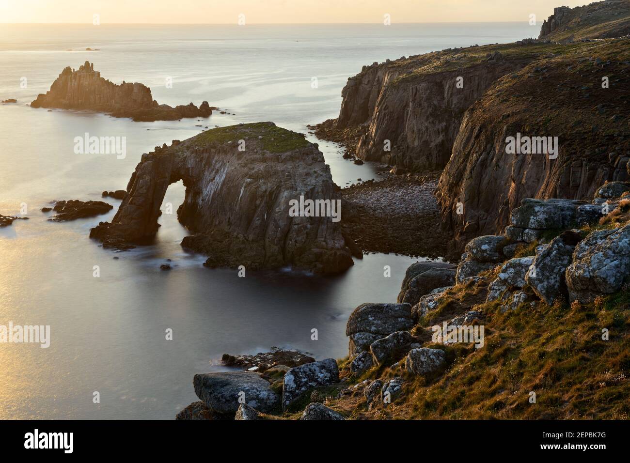 Les îles d'Enys Dodnan et le Chevalier armé au large de la côte de la fin du Land, en Cornouailles. Banque D'Images