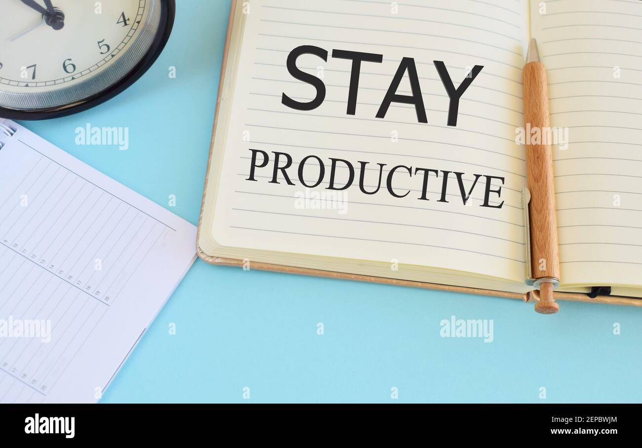 Restez productif citation de motivation écrite dans Notebook. Concept d'entreprise pour la productivité de l'efficacité de la concentration Banque D'Images