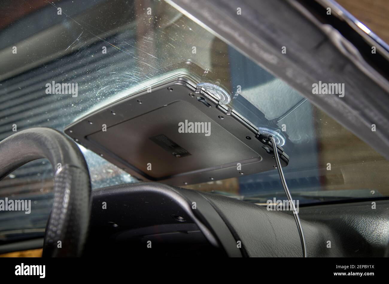 chargeur de batterie de voiture solaire dans une fenêtre de voiture Banque D'Images