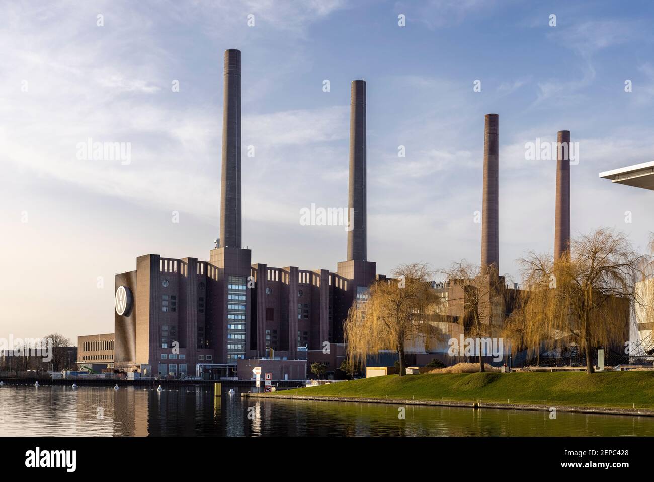 L'usine automobile Volkswagen est un point de repère important dans la ville allemande de Wolfsburg. Les bâtiments d'usine sont visibles dans tout le centre-ville. Banque D'Images