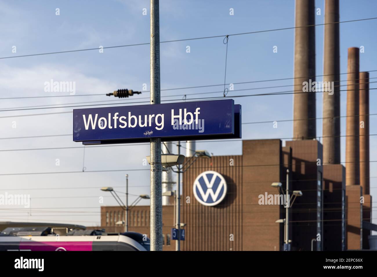 La gare de Wolfsburg Head est située à proximité de l'usine de voitures Volkswagen. Banque D'Images