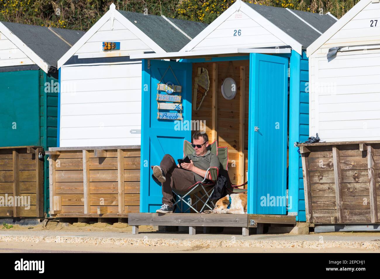 Bournemouth, Dorset, Royaume-Uni. 27 février 2021. Météo au Royaume-Uni : belle journée chaude et ensoleillée avec un ciel bleu et un soleil ininterrompus sur les plages de Bournemouth pendant que les gens se dirigent vers le bord de mer pour leur exercice quotidien pendant le Lockdown 3. Crédit : Carolyn Jenkins/Alay Live News Banque D'Images