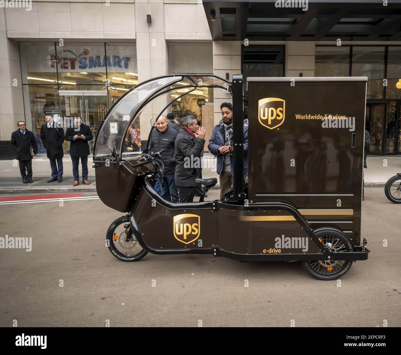 Les motos cargo UPS et Amazon sont présentées lors d'un événement  médiatique dans le quartier Flatiron de New York le mercredi 4 décembre  2019. Le programme, qui implique également DHL, est axé