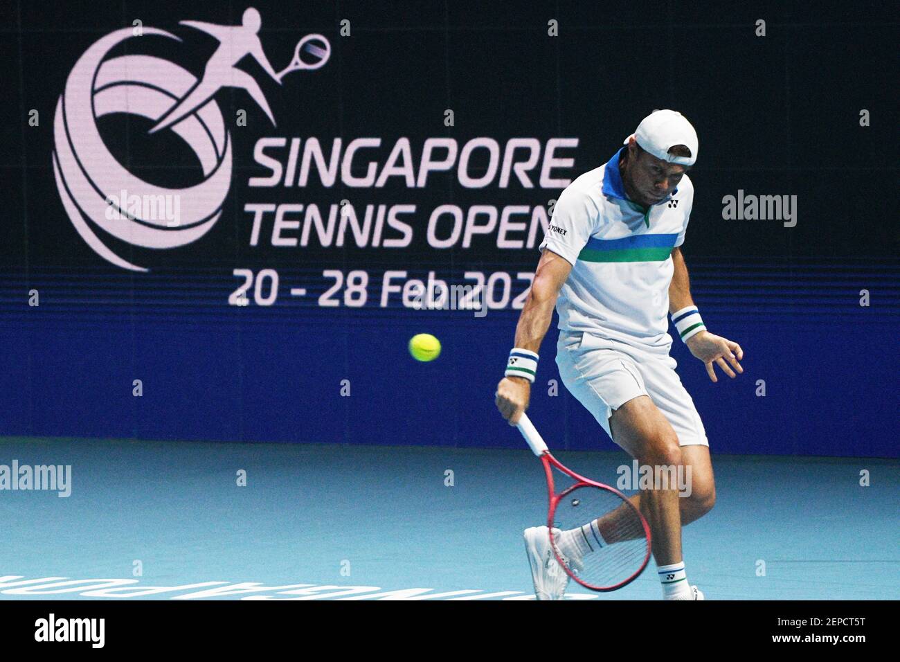 Singapor. 27 février 2021. Radu Albot retourne le ballon lors du match  semi-final masculin entre Radu Albot de Moldova et Alexander Bublik du  Kazakhstan lors du tournoi Singapore tennis Open à Singapour