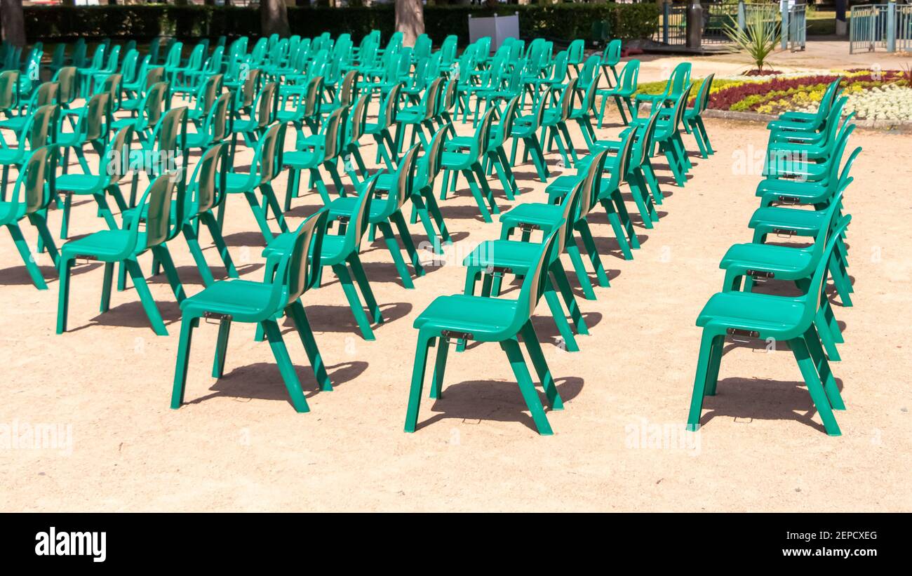 Rangée de chaises en plastique vert dans le parc de Vichy en France Banque D'Images