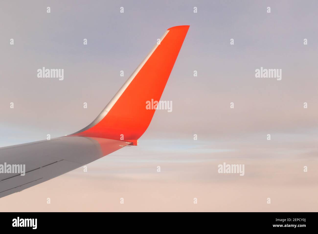 vue du ciel bleu clair depuis la hauteur du vol au-dessus des nuages depuis la fenêtre de l'avion au soleil clair. partie d'une aile d'avion dans le Banque D'Images