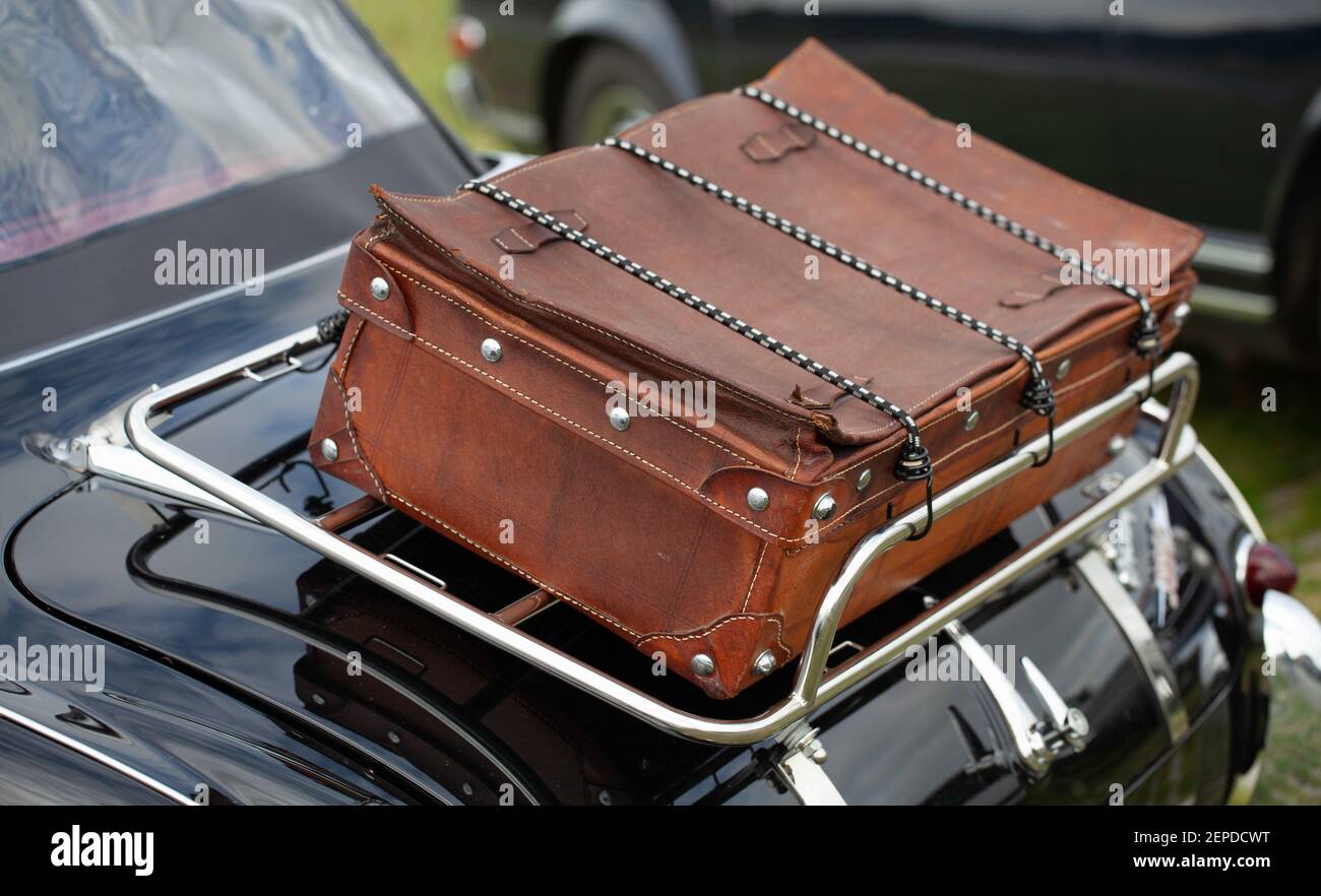 Très vieille valise dans le porte-bagage de vintage car avant un voyage  Photo Stock - Alamy