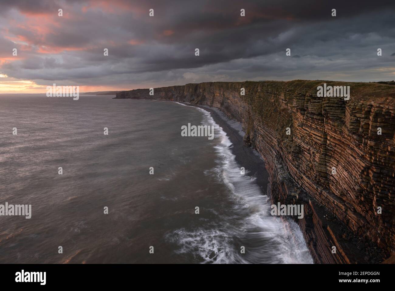 Falaises spectaculaires le long de la côte de Glamourgan près de Nash point, pays de Galles. Banque D'Images
