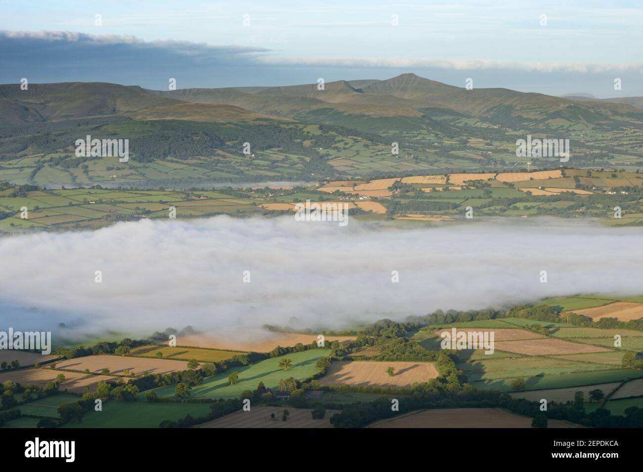 Paysage couvert de brume avec Pen y Fan visible au loin dans les Brecon Beacons, pays de Galles. Banque D'Images
