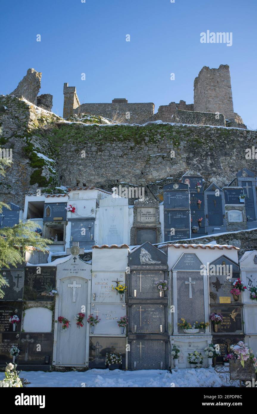 Montanchez, Espagne - 11 janvier 2021 : cimetière de Montanchez recouvert de neige. Récompensé par le prix du meilleur cimetière de Spains en 2015. Caceres, Estrémadure, S. Banque D'Images