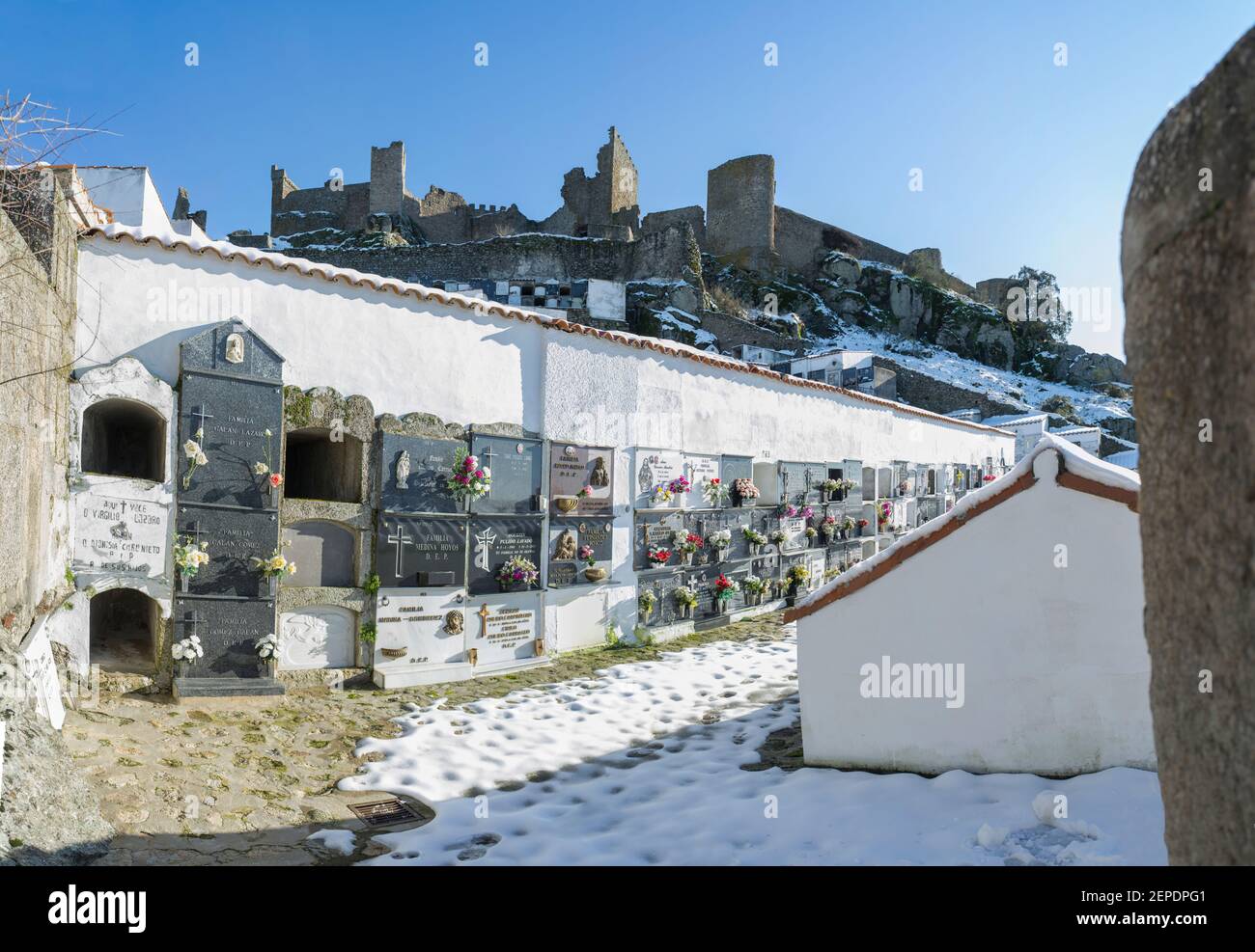 Montanchez, Espagne - 11 janvier 2021 : cimetière de Montanchez recouvert de neige. Récompensé par le prix du meilleur cimetière de Spains en 2015. Caceres, Estrémadure, S. Banque D'Images