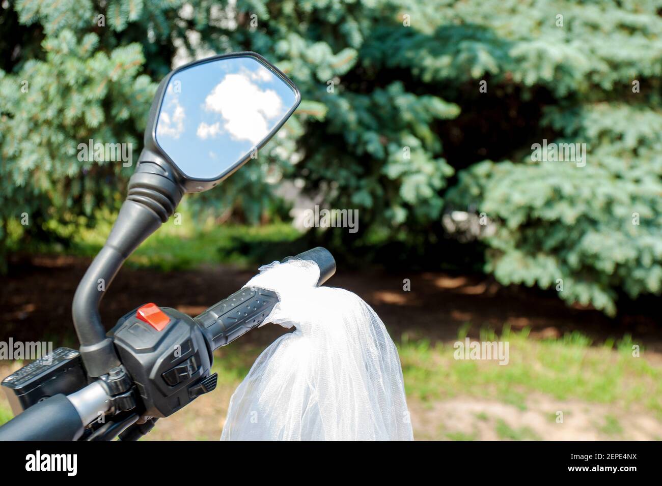concept de mariage moto. partie vélo avec robe de mariage blanche. concept  de style motard juste marié Photo Stock - Alamy