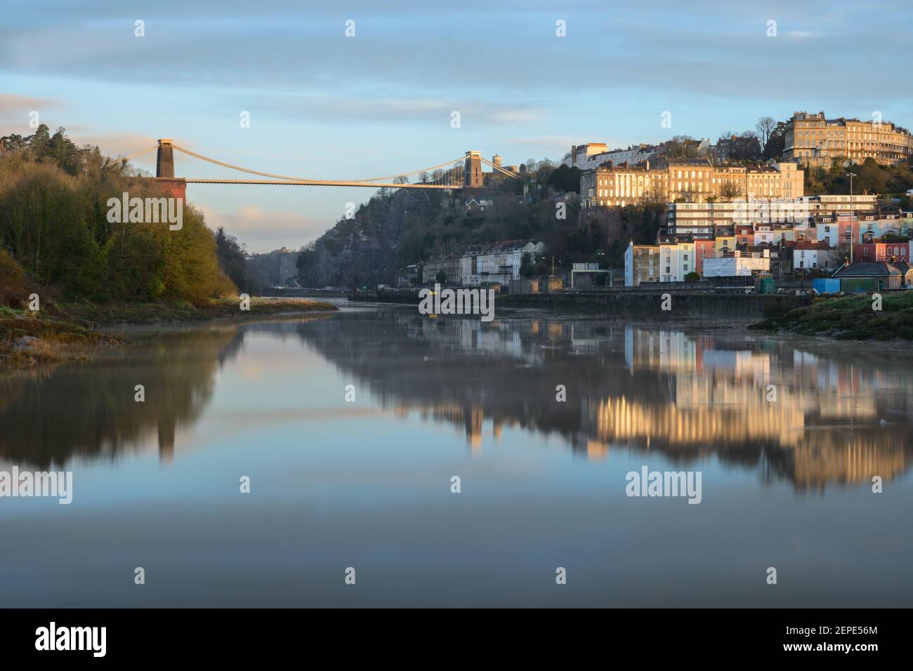 Le pont suspendu de Clifton à Bristol se reflète dans les eaux calmes de la rivière Avon à marée haute. Banque D'Images