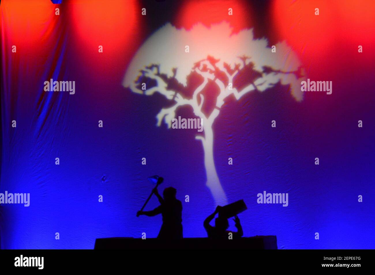 Représentation d'acteurs indonésiens au Théâtre Gandrik en jouant 'The Retired 2049' au Ciputra Hall, Surabaya, East Java, le 6 décembre 2019. (Photo de Julian Romadhon/INA photo Agency/Sipa USA) Banque D'Images