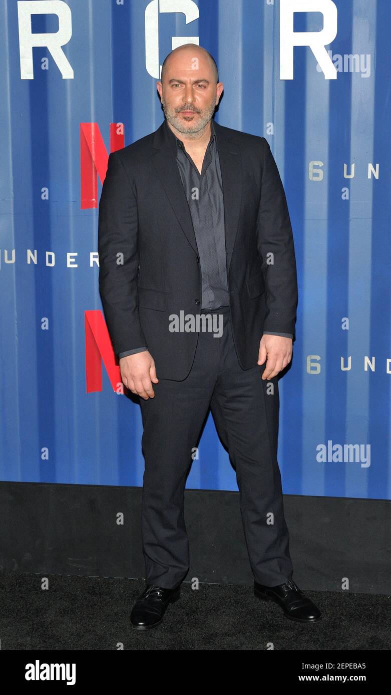 acteur lior raz assiste a la premiere de new york underground 6 a l abri a hudson yards a new york ny le 10 decembre 2019 photo de stephen smith sipa usa photo stock