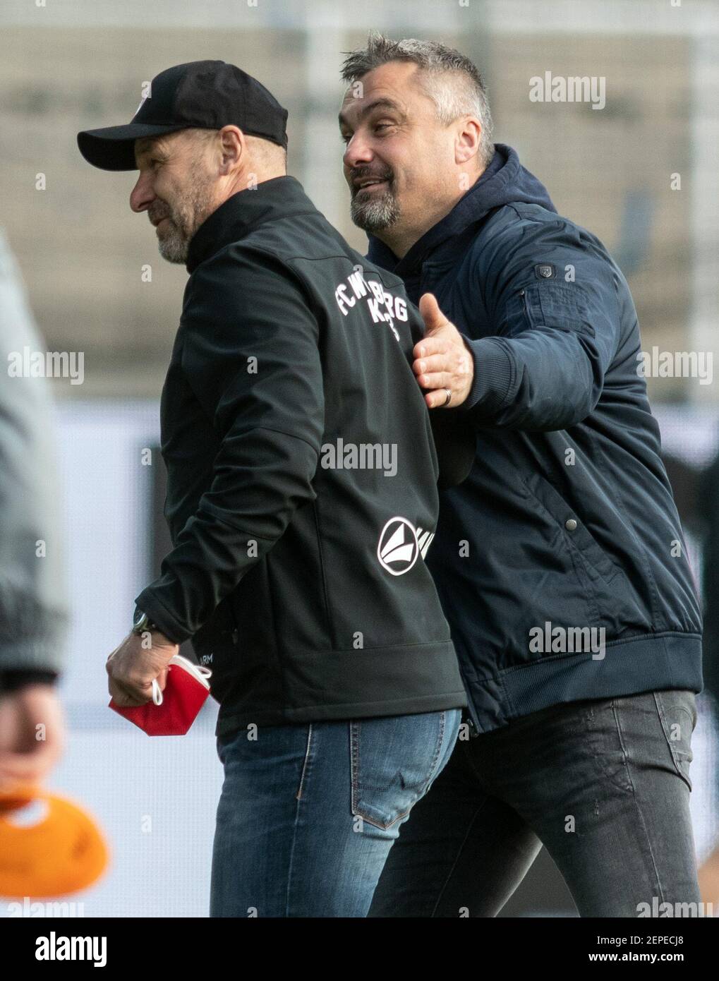 Bochum, Allemagne. 27 février 2021. Football: 2ème Bundesliga, VfL Bochum - Würzburger Kickers, match 23 à Vonovia Ruhrstadion. L'entraîneur de Bochum Thomas Reis (r) et l'entraîneur de Würzburg Bernhard Trares parlent avant le match. Crédit : Bernd Thissen/dpa - REMARQUE IMPORTANTE : Conformément aux règlements de la DFL Deutsche Fußball Liga et/ou de la DFB Deutscher Fußball-Bund, il est interdit d'utiliser ou d'avoir utilisé des photos prises dans le stade et/ou du match sous forme de séquences et/ou de séries de photos de type vidéo./dpa/Alay Live News Banque D'Images