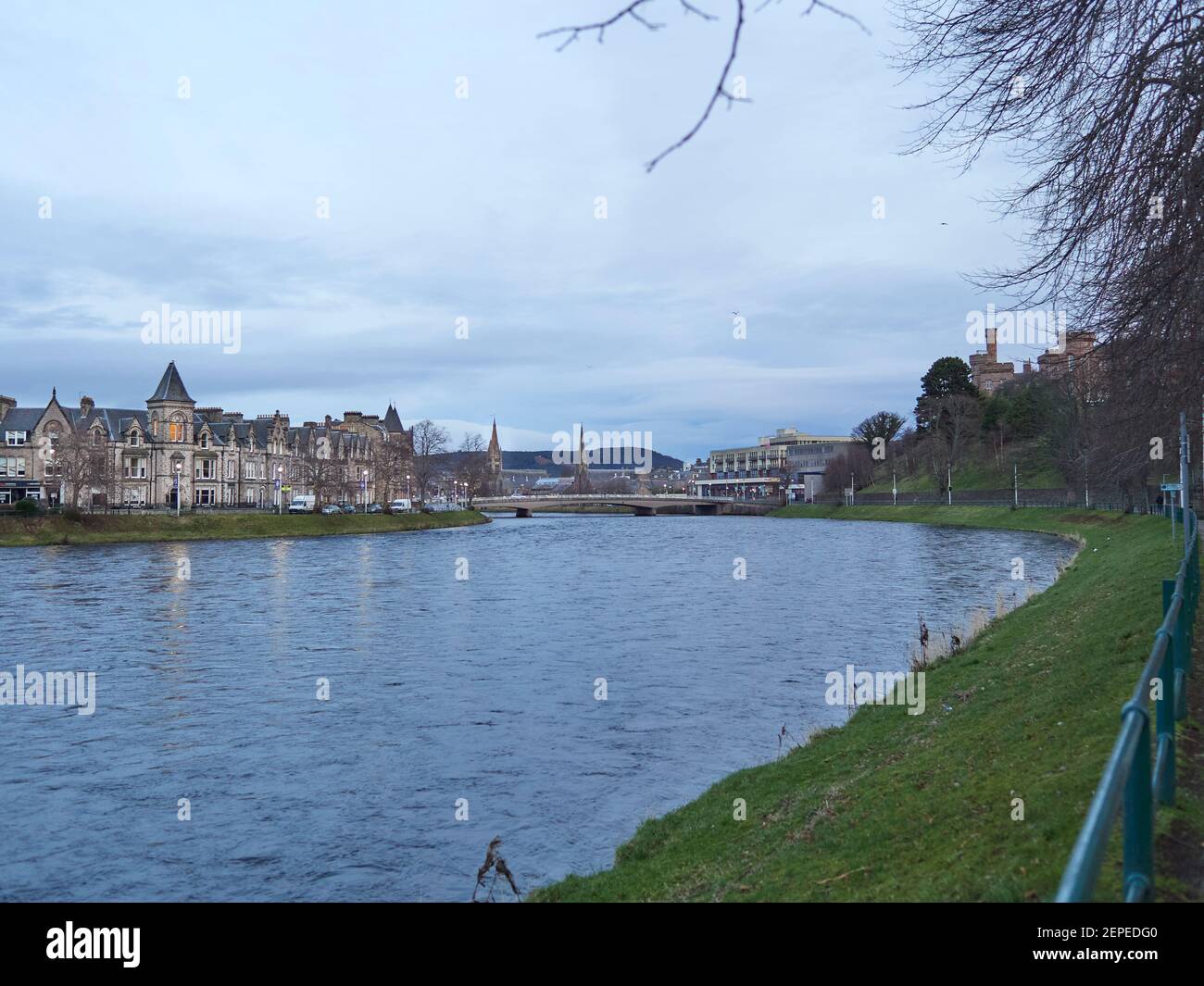 Vers le nord le long de la rivière Ness en direction de Young Street à Inverness. Vue vers le nord à Inverness le long de la rivière depuis Ness Bank. Le château sur la droite. Banque D'Images