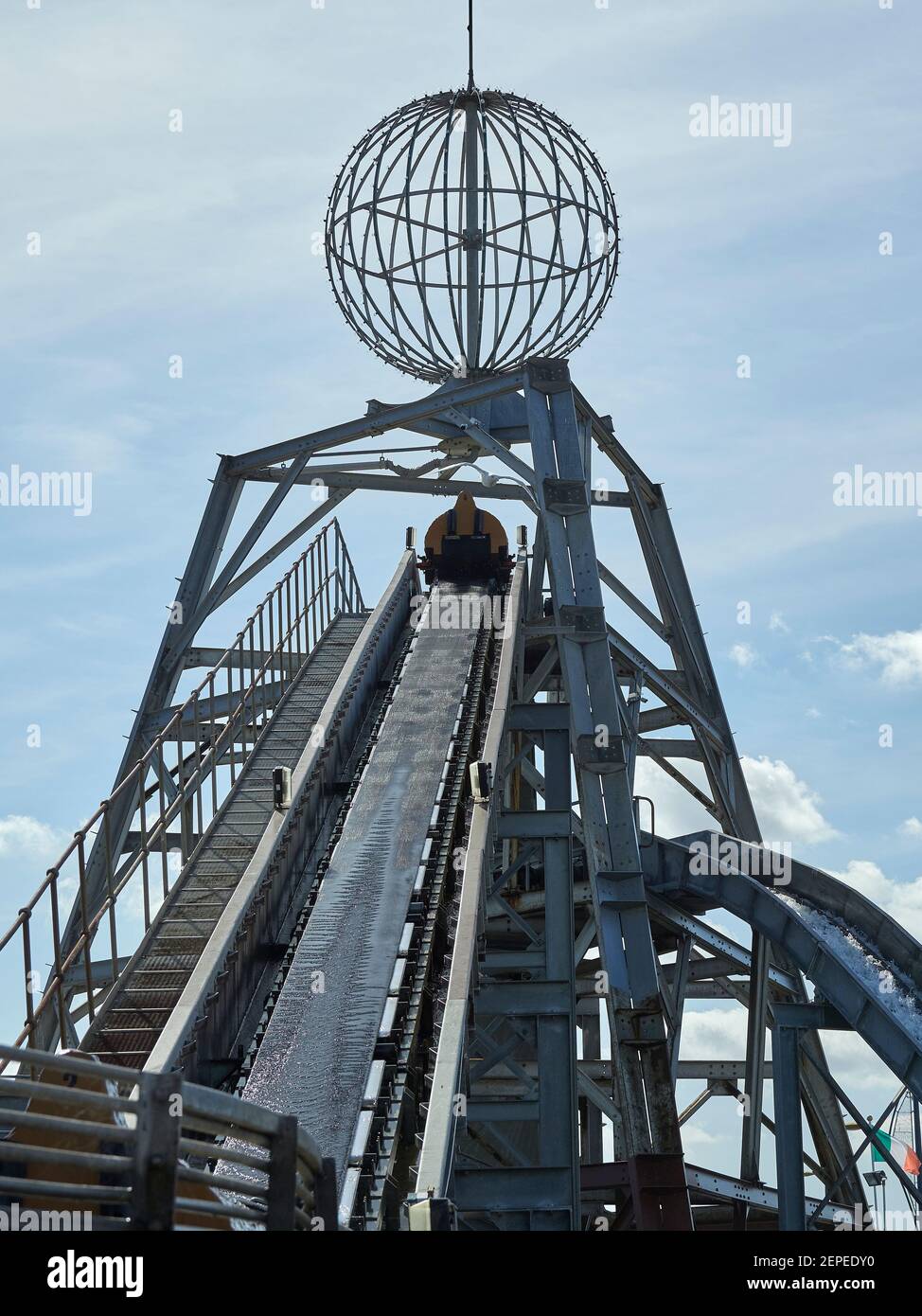 La ceinture principale et la partie supérieure de la torche de Pleasure Beach Great Yarmouth. En regardant la courroie de levage principale jusqu'à la chute la plus élevée de la promenade en rondins. Banque D'Images