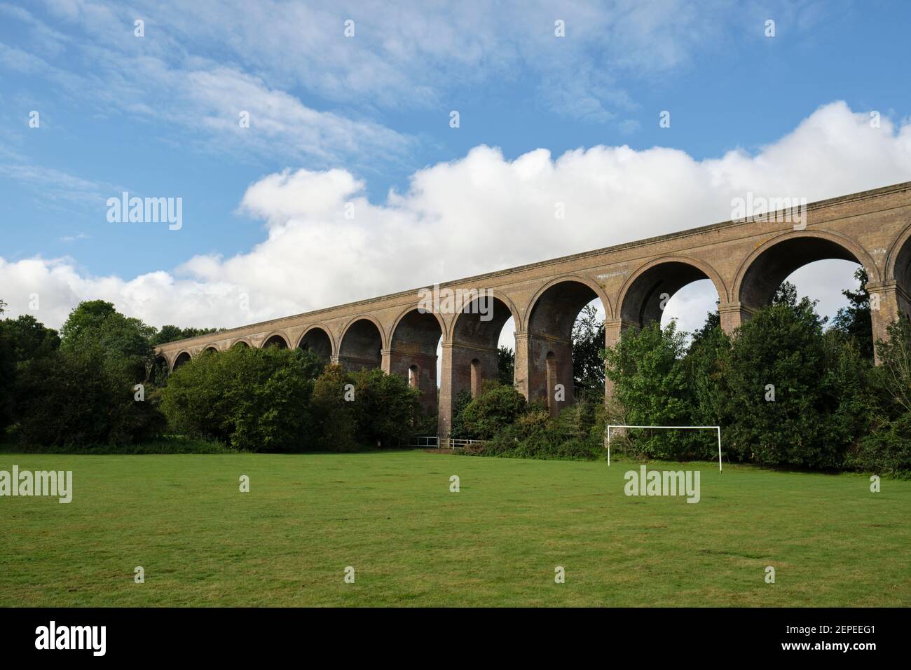 Chappel Viaduct, Essex, Angleterre. Pont de chemin de fer Chappel Viaduct au-dessus de la rivière Colne dans la vallée de Colne, Essex, Angleterre paysage rural par temps ensoleillé. Banque D'Images