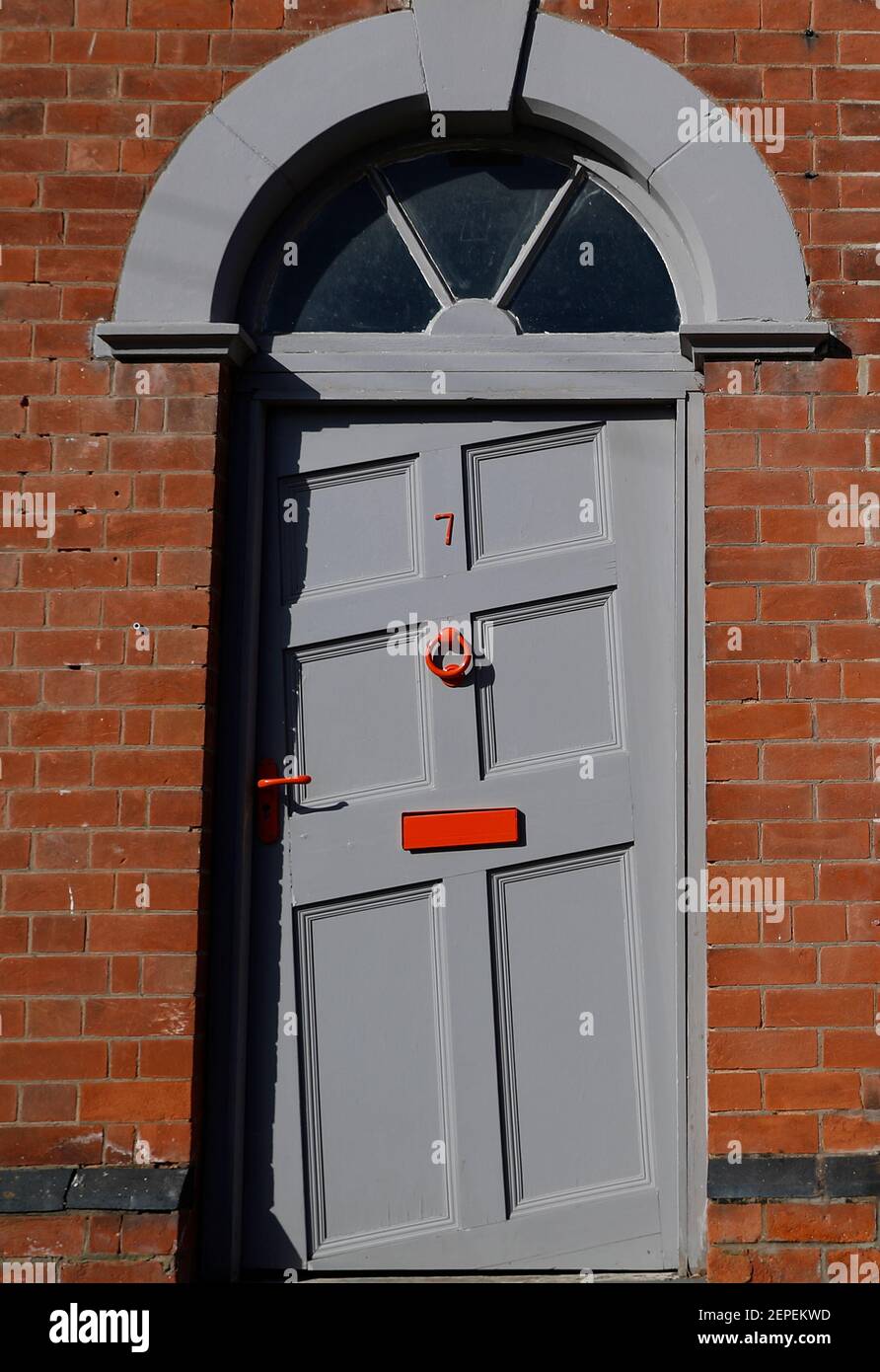 Loughborough, Leicestershire, Royaume-Uni. 27 février 2021. Une porte magnifique pend d'une maison en terrasse. Un programme de garantie hypothécaire pour aider les personnes avec de petits dépôts à obtenir sur l'échelle de propriété est prévu pour être annoncé à la semaine prochaine budget. Credit Darren Staples/Alay Live News. Banque D'Images