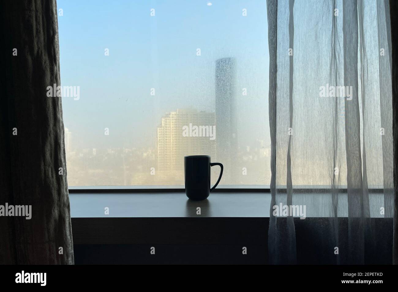 Forme de verre de la tasse à café avec thème de fenêtre brumeux avec lumière du matin Banque D'Images