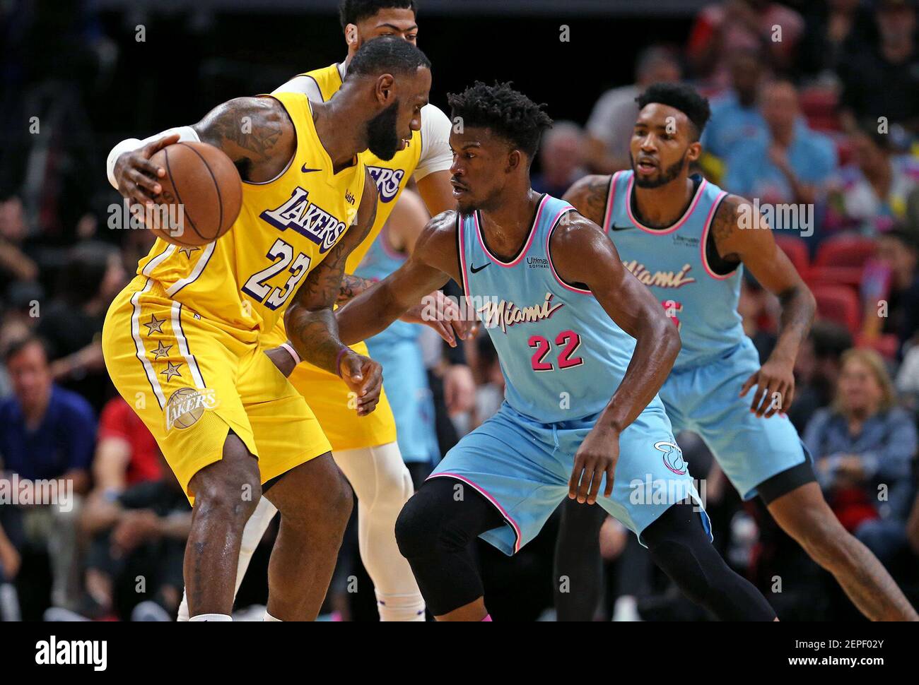 LeBron James (23) des Los Angeles Lakers travaille contre Jimmy Butler (22) de Miami Heat dans le premier trimestre à l'AmericanAirlines Arena de Miami, le vendredi 13 décembre 2019. (David Santiago/Miami Herald/TNS) Banque D'Images