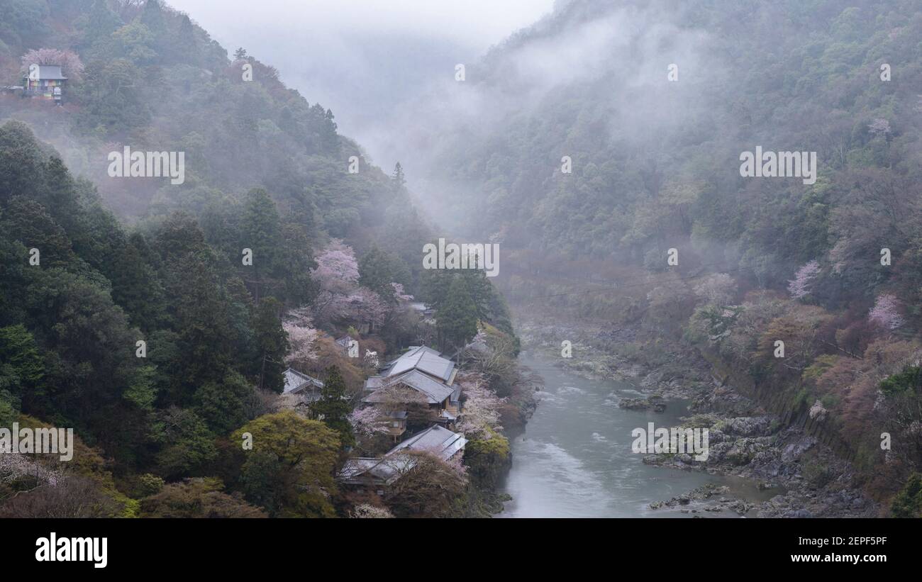 Vue sur la gorge de la rivière Katsure à Arashiyama, Kyoto, Japon. Banque D'Images