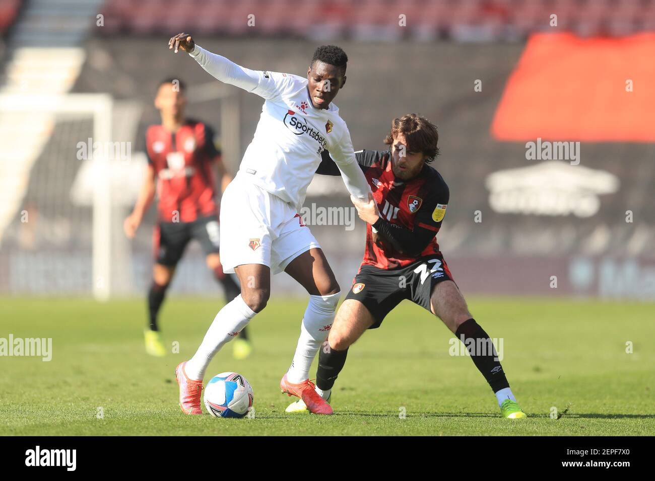 Ismala Sarr de Watford (à gauche) et Ben Pearson de l'AFC Bournemouth se battent pour le ballon lors du match du championnat Sky Bet au stade Vitality, à Bournemouth. Date de la photo: Samedi 27 février 2021. Banque D'Images