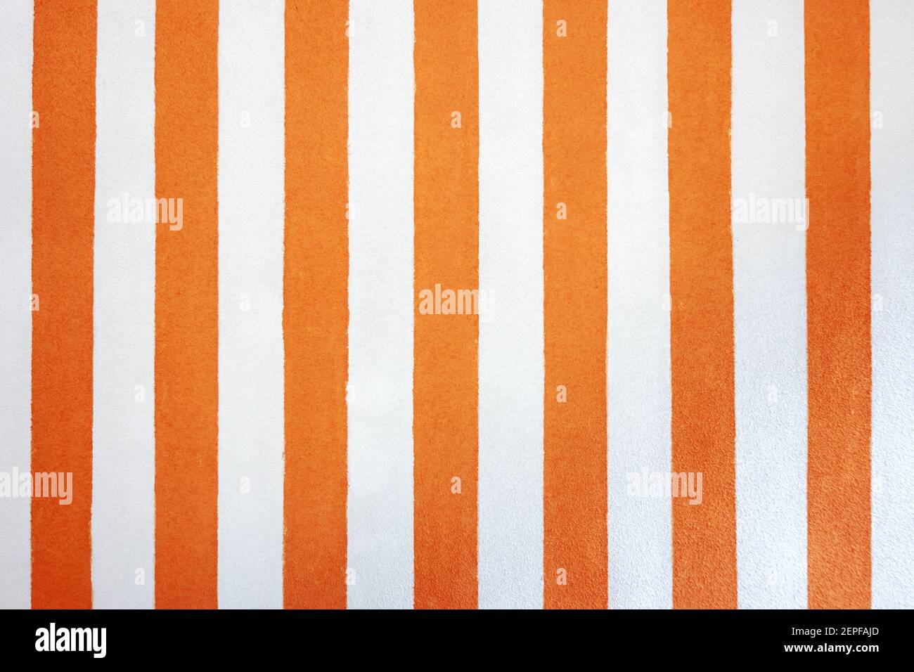 traits verticaux orange sur fond blanc. bandes blanches et orange Banque D'Images