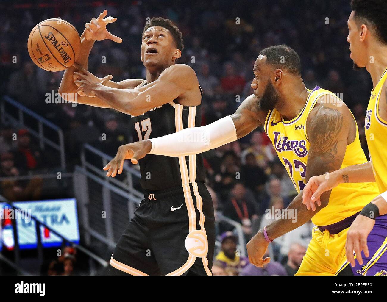 Los Angeles Lakers avance LeBron James défend et frappe le ballon loin d'Atlanta Hawks avance de'Andre Hunter le dimanche 15 décembre 2019, à Atlanta. (Curtis Compton/Atlanta Journal-Constitution/TNS) Banque D'Images