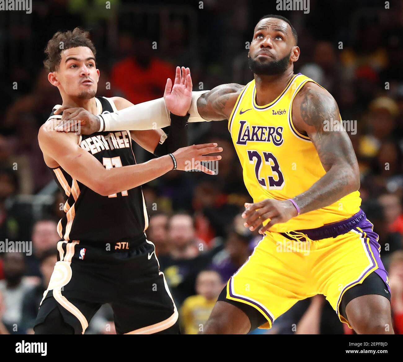 Los Angeles Lakers avance LeBron James pousse la garde des Hawks d'Atlanta Trae Young hors de la voie alors qu'il se prépare à prendre une balle de saut pendant la deuxième moitié, le dimanche 15 décembre 2019, à Atlanta. Les Lakers ont battu les Hawks 101-96. (Curtis Compton/Atlanta Journal-Constitution/TNS) Banque D'Images