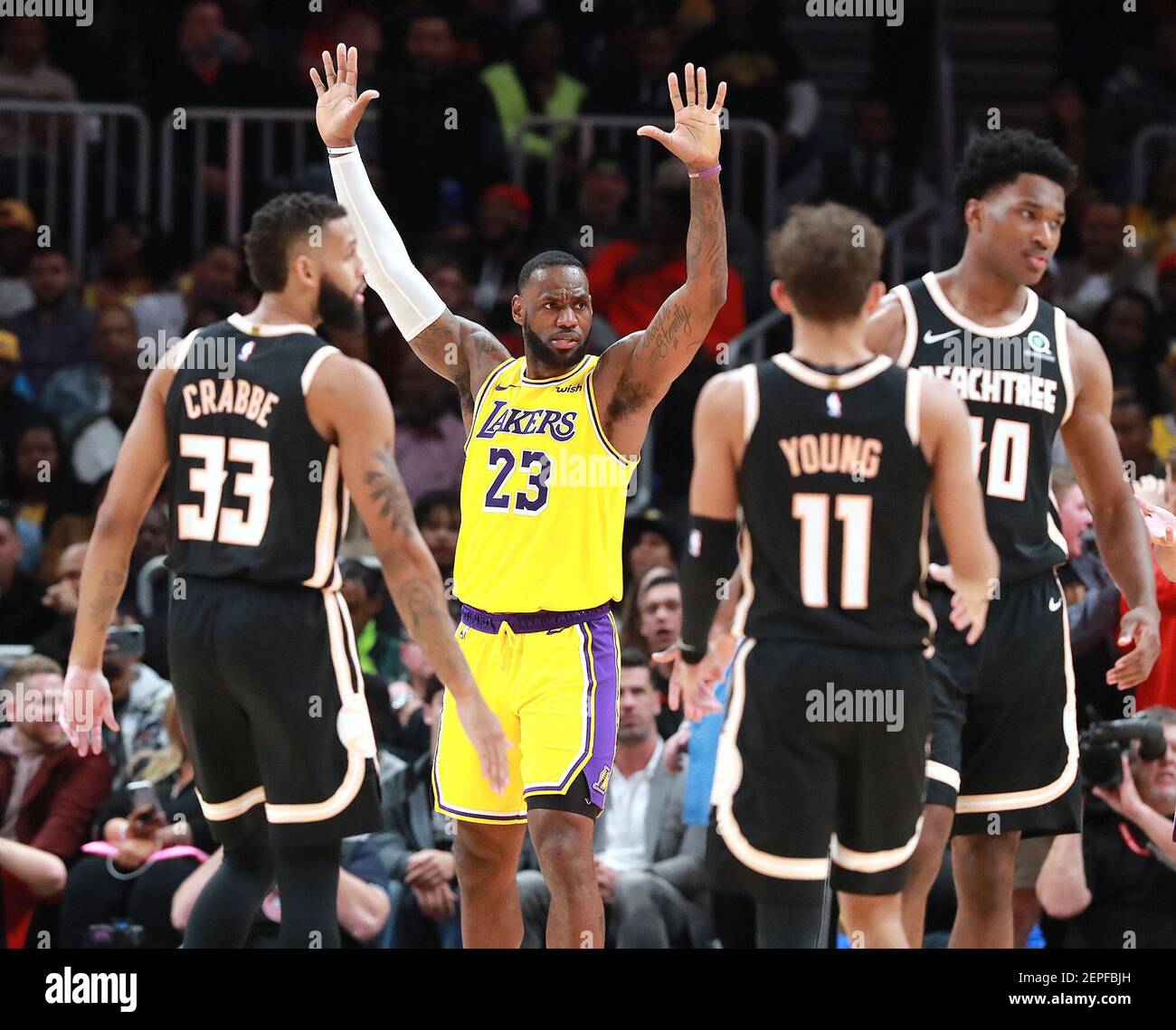 LeBron James de Los Angeles Lakers réagit alors que son équipe est appelée à faire une faute contre les Hawks d'Atlanta pendant la seconde moitié, le dimanche 15 décembre 2019, à Atlanta. (Curtis Compton/Atlanta Journal-Constitution/TNS) Banque D'Images