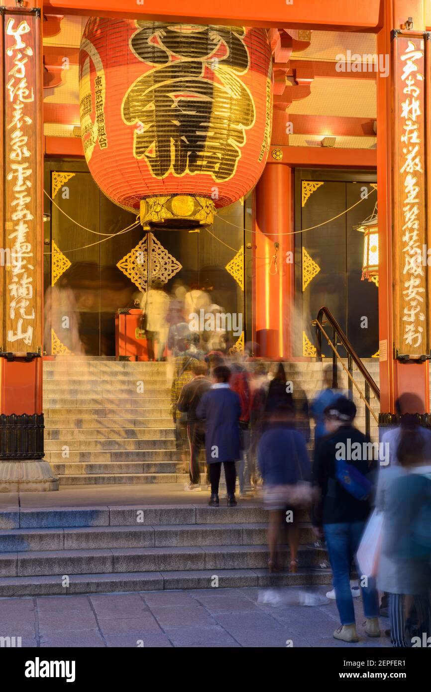 Des gens qui font la queue pour prier au Temple Senso-ji à Tokyo, au Japon. Banque D'Images
