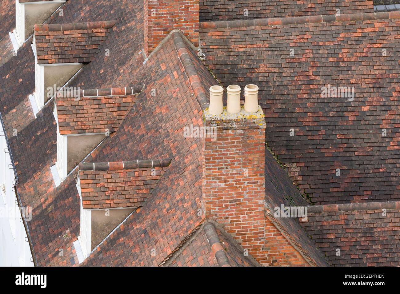 Rooves d'une rangée de maisons mitoyennes anciennes à Warwick, Royaume-Uni, vue aérienne Banque D'Images