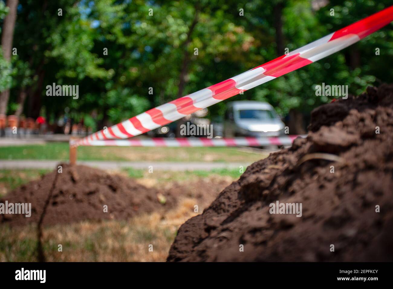 danger barrière à rayures rouges et blanches à l'extérieur. avertissement et concept d'accident. mise au point molle. ruban de sécurité Banque D'Images