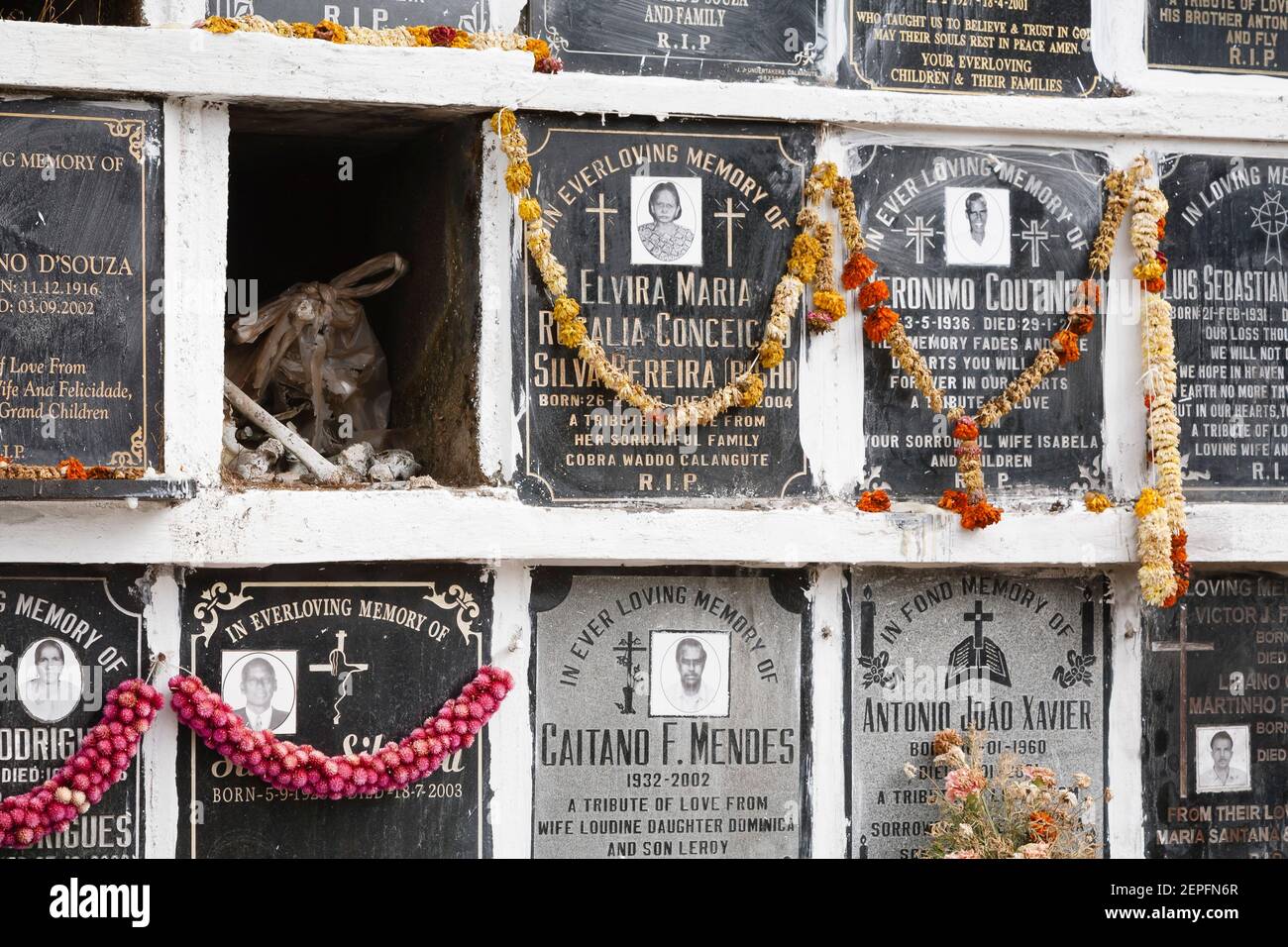 PANAJI, INDE - 07 novembre 2011. Mur de columbarium dans un cimetière, niches de cimetière dans un cimetière à Goa, Inde. Une niche ouverte avec le reste humain Banque D'Images