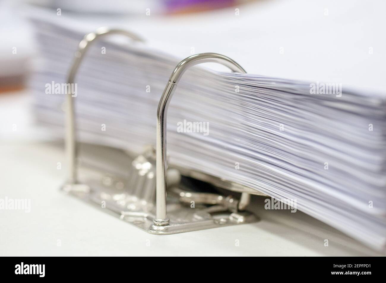 plieuse avec pile de papier de bureau. concept de procestage et de paperasserie Banque D'Images